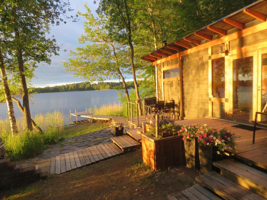 a log cabin with a view of a lake at Villa Visioduuri in Savonlinna