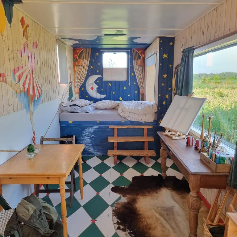 a room with a room with a bed and a table at Benneweis in Brædstrup