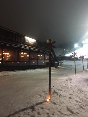 サレンにあるHotel Mezzoの建物前の雪の看板