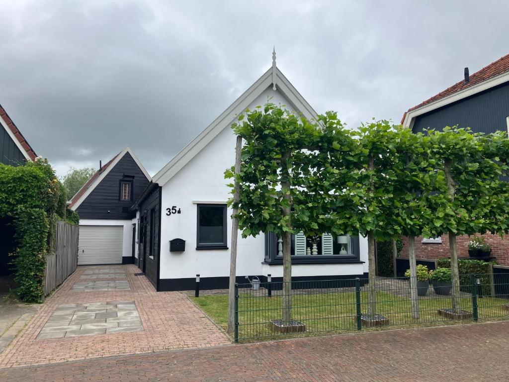 a white house with a pointed roof at Bij ons op de Hoep. in Schagen