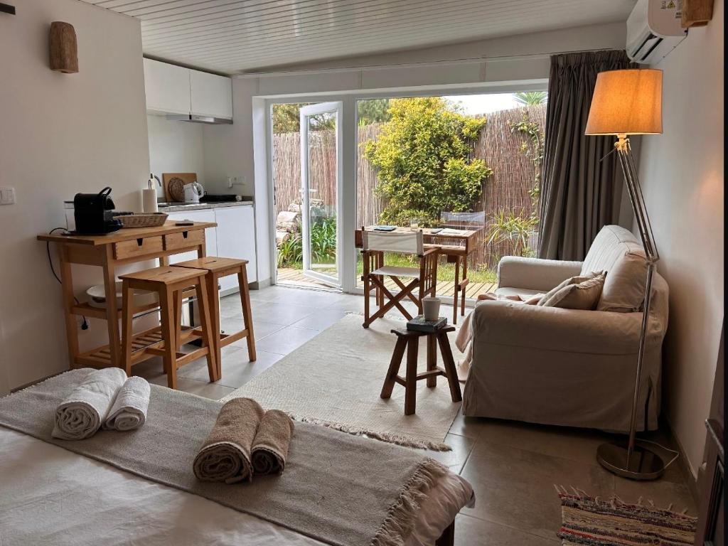 a living room with a couch and a table at Pé na Praia in Torres Vedras