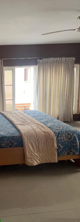 ein Bett in einem Schlafzimmer mit Fenster in der Unterkunft Westreams Hotel in New Weija