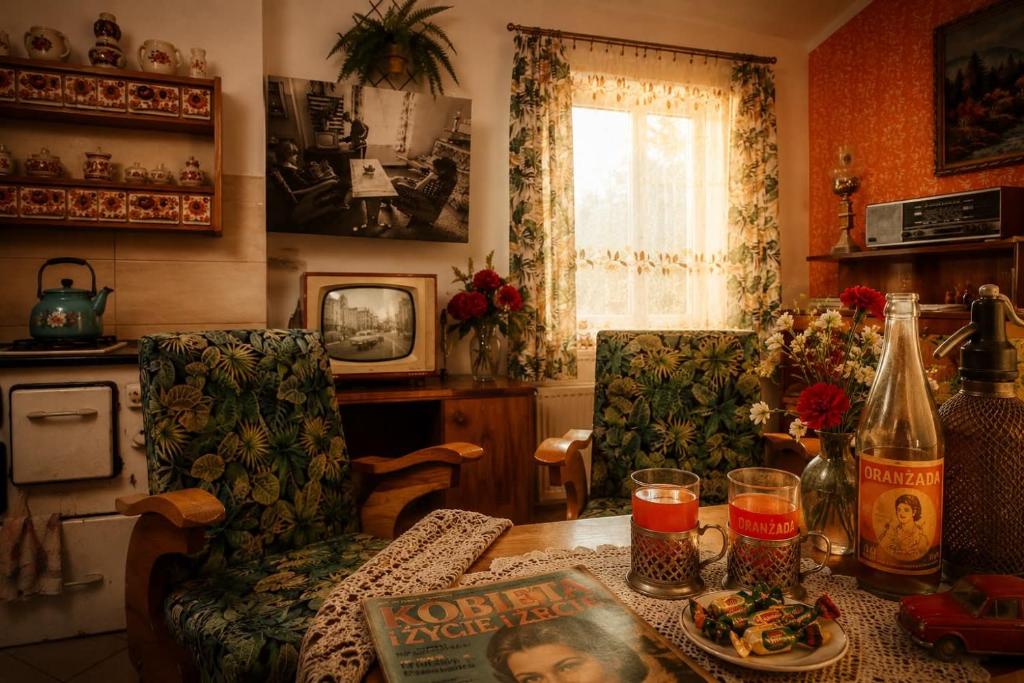a living room with a table with a plate of food at Stylowe PRLove in Rogowo