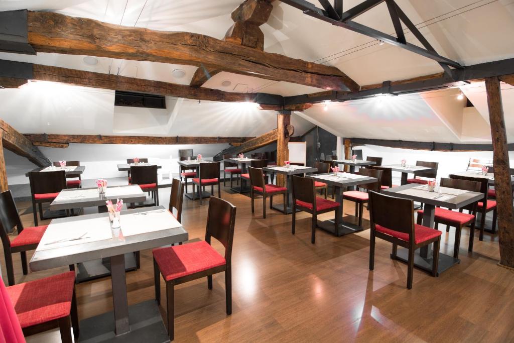 A restaurant or other place to eat at Petit Palace Arana Bilbao