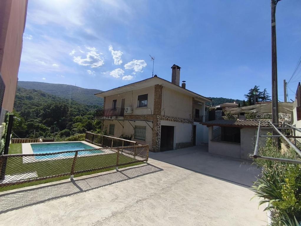 a house with a swimming pool in front of it at El Salón de Arriba in El Real de San Vicente