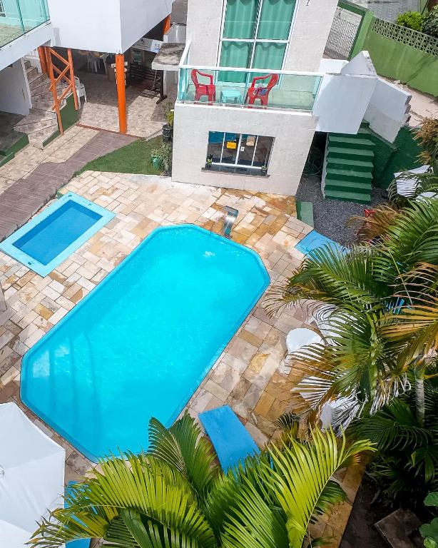 an overhead view of a swimming pool in front of a house at Pousada Porto Amazônia in Porto De Galinhas