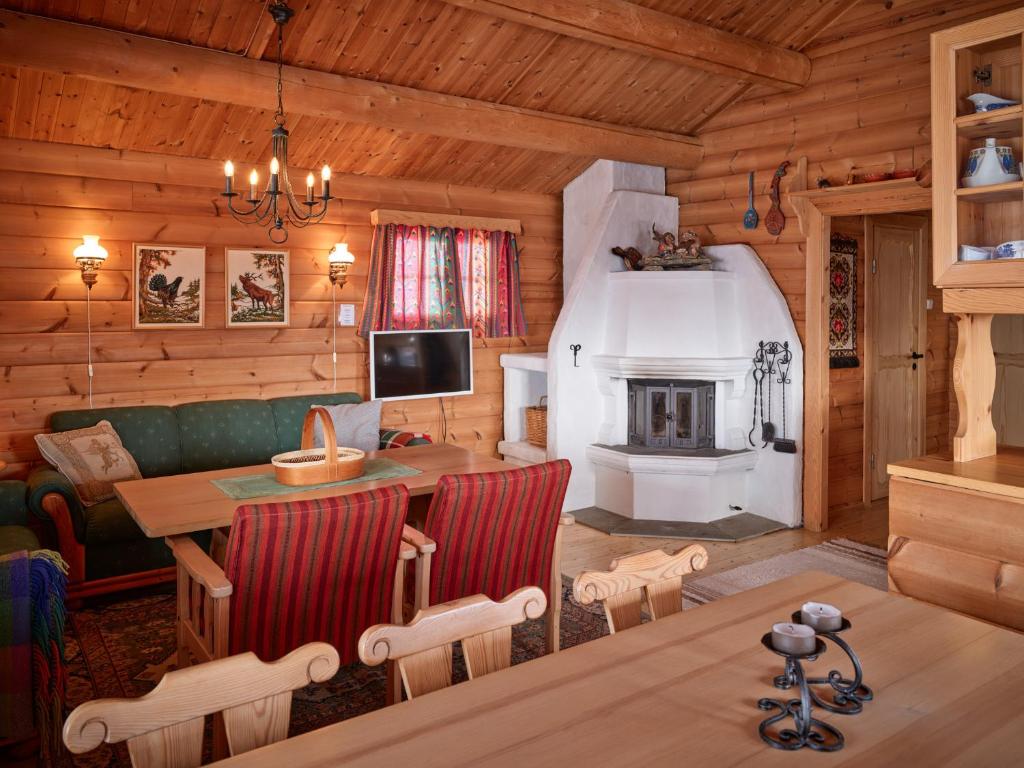 a living room with a fireplace in a log cabin at Fjellro in Stranda