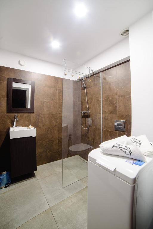 Cracow Rent Apartments - spacious apartments for 2-7 people in quiet area - Kolberga Street nr 3 - 10 min to Main Square by foot - Deluxe Apartment