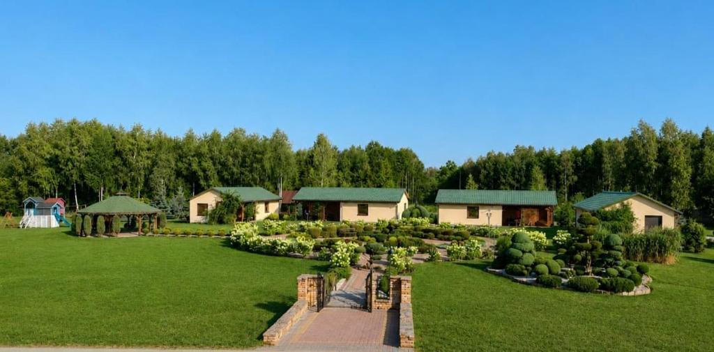 a large yard with a house and a garden at Pokoje U Cyngla in Mielec
