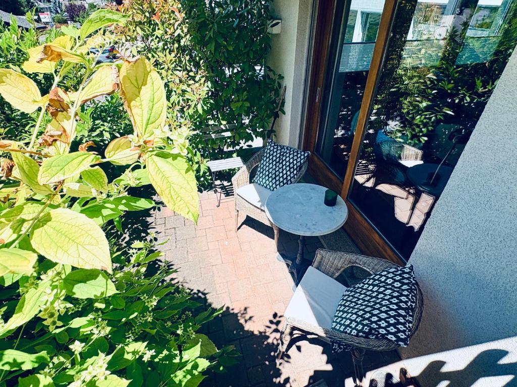 an overhead view of a patio with chairs and a table at Villa Fleurettes STUDIO in Le Châble