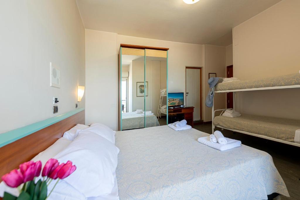 Hotel Soraya - Habitación Cuádruple Con Vistas Al Mar