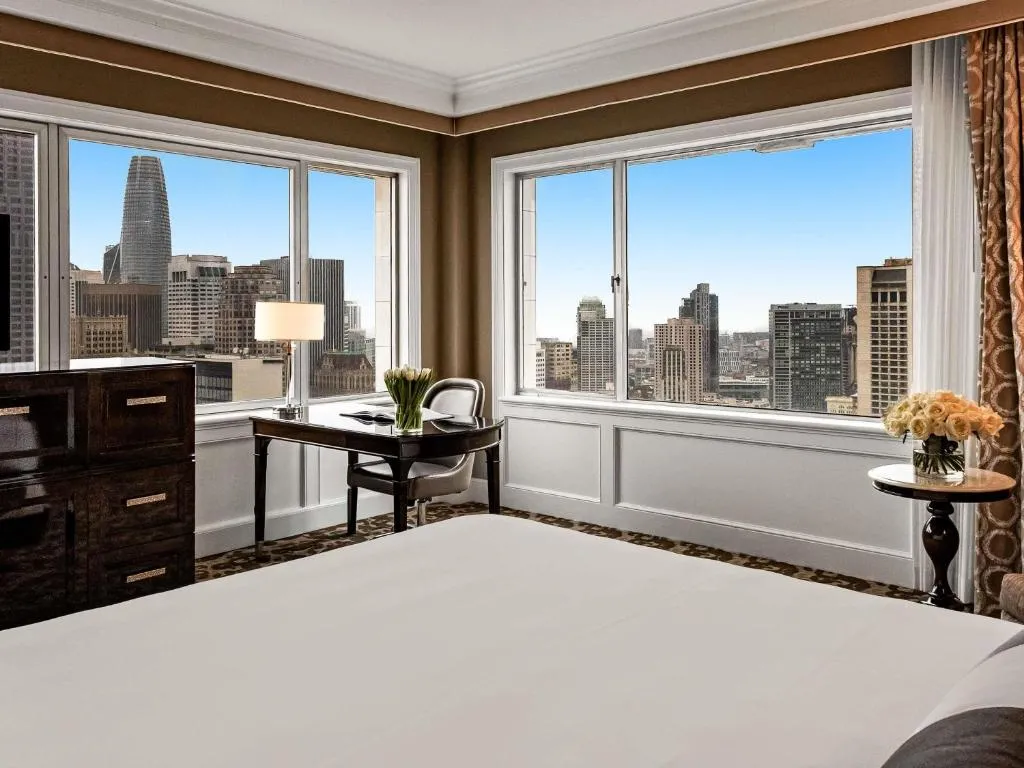 Signature Corner King Room with Skyline View