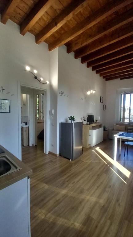 eine große Küche und ein Wohnzimmer mit Holzdecke in der Unterkunft Camillo Benso in Bernareggio