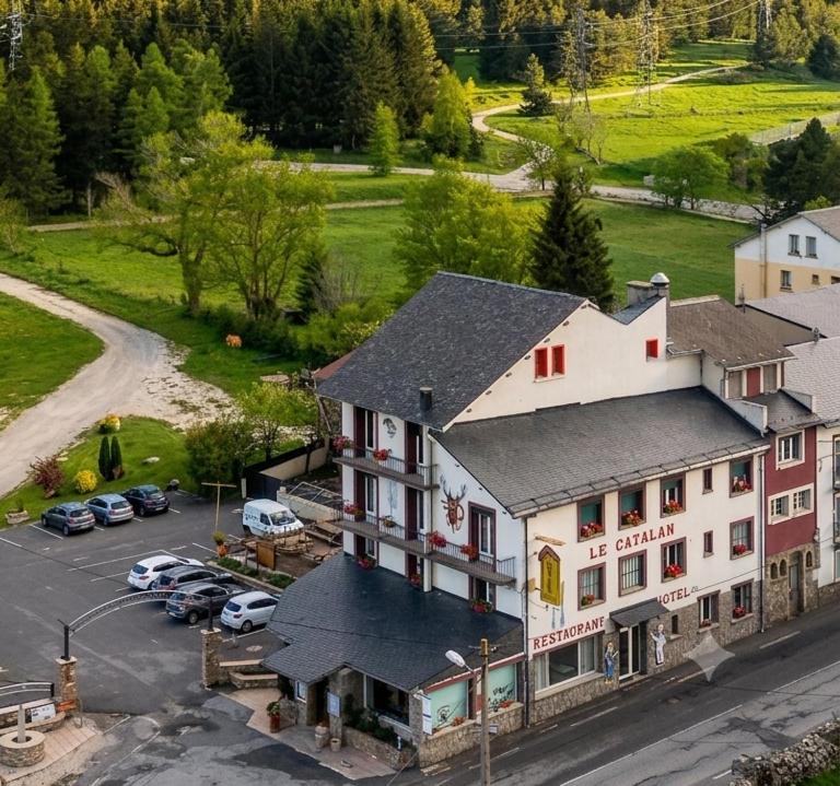 an aerial view of a hotel with a parking lot at Le Catalan - Hôtel et appartements in Mont-Louis