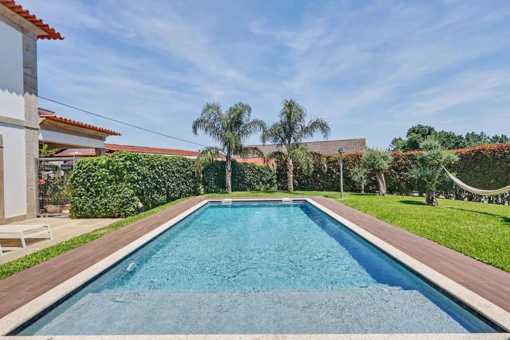 a swimming pool in the yard of a house at Casa de Férias Da Padroa in Braga