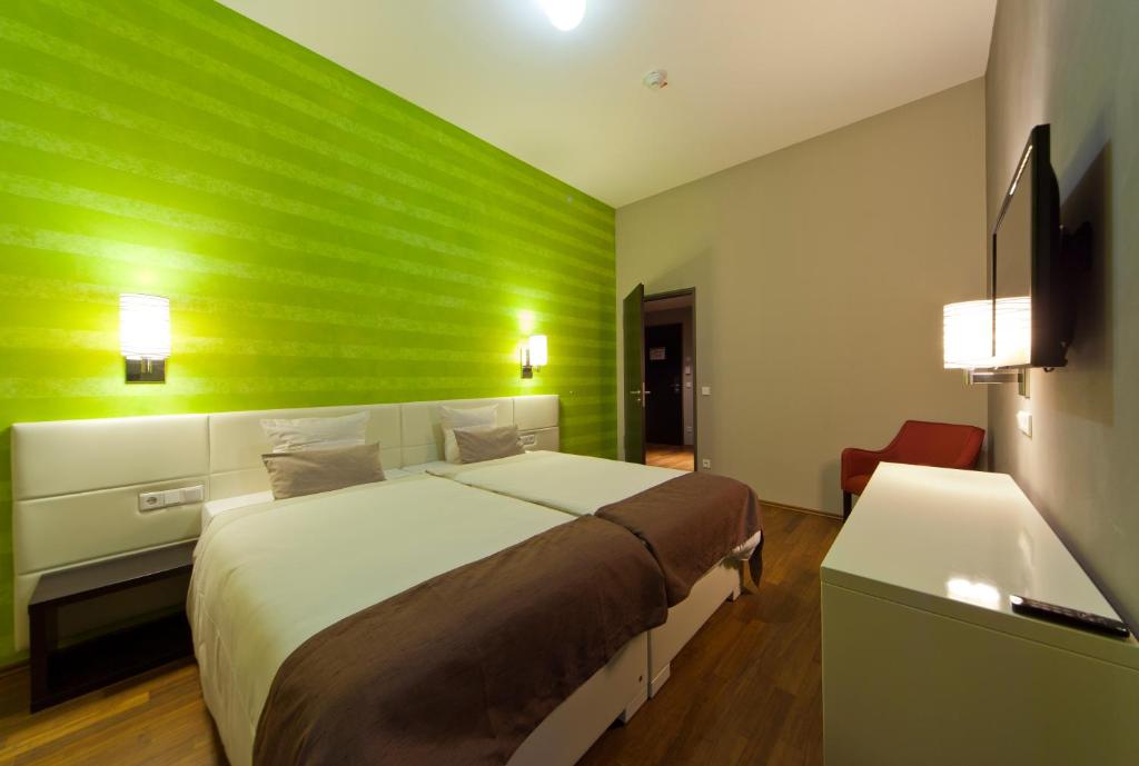 Postel nebo postele na pokoji v ubytování Kedi Hotel Papenburg