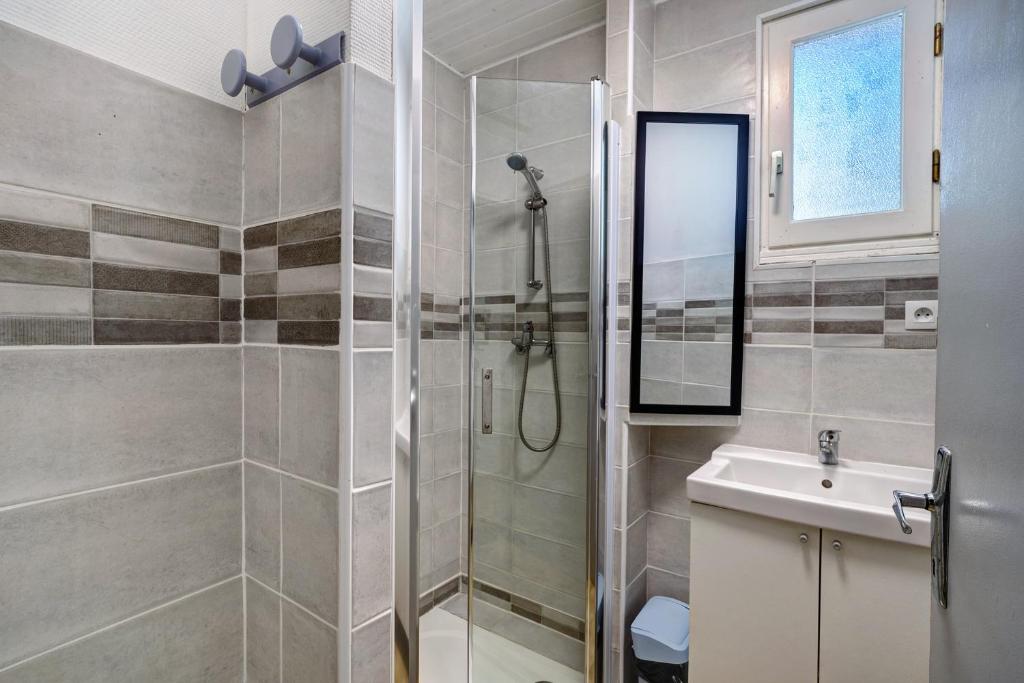 a bathroom with a shower and a sink at 11.Les tilleuls option Clim -6 pers in Calviac