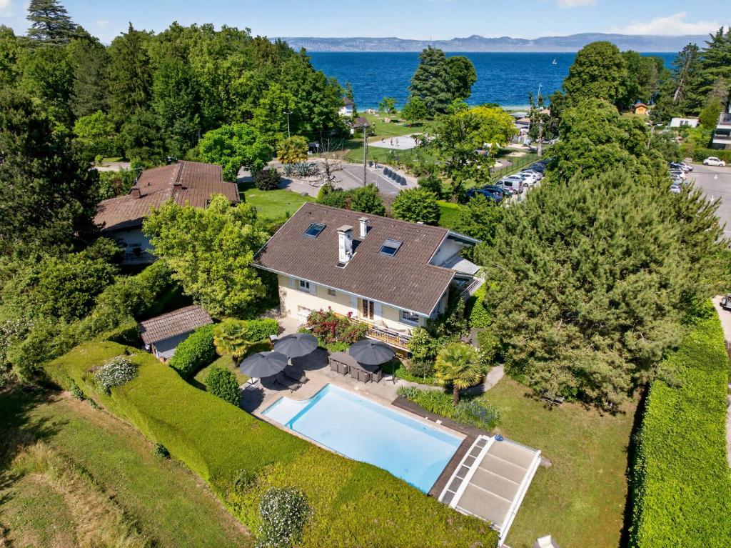 an aerial view of a house with a swimming pool at Villa Miroir in Publier