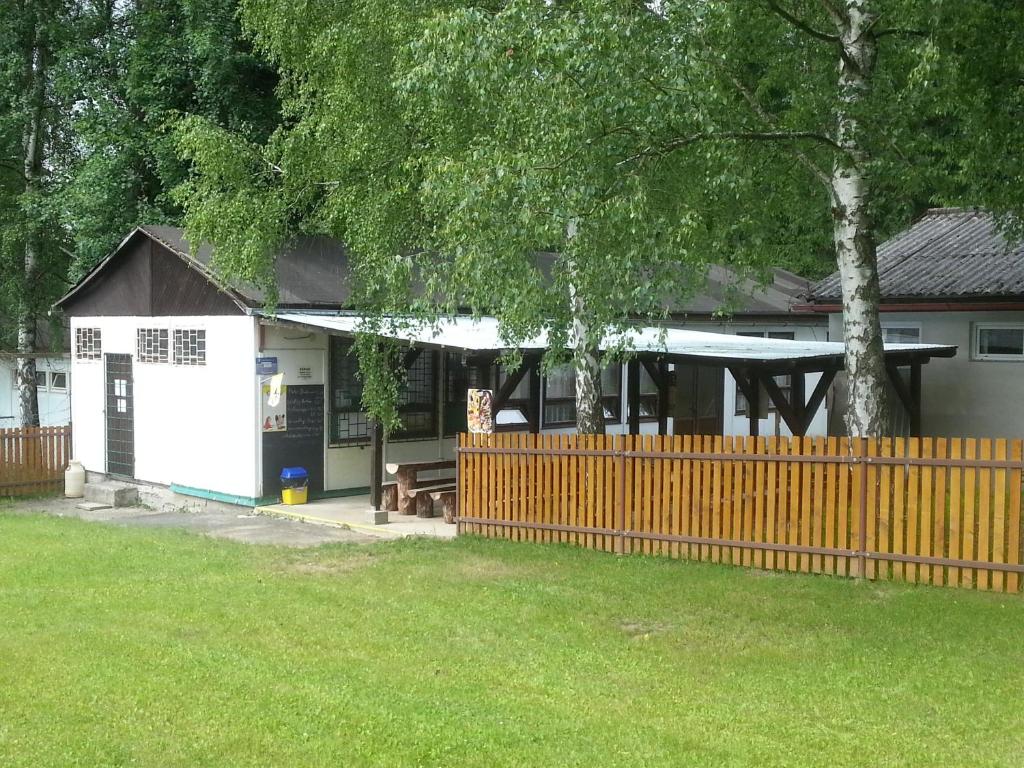 Budova, kde se prázdninový areál nachází