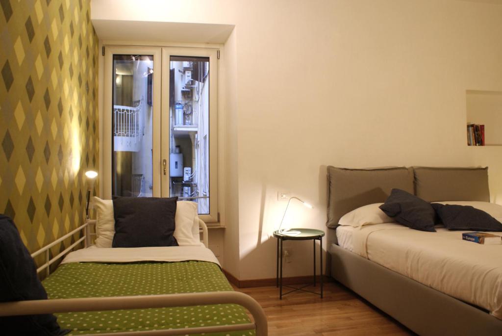A bed or beds in a room at La Controra Guesthouse Roma