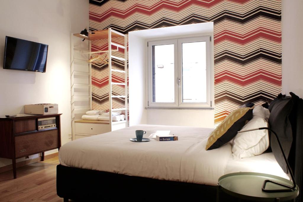 ローマにあるラ コントロラ ゲストハウス ローマのベッドルーム(大型ベッド1台、窓付)