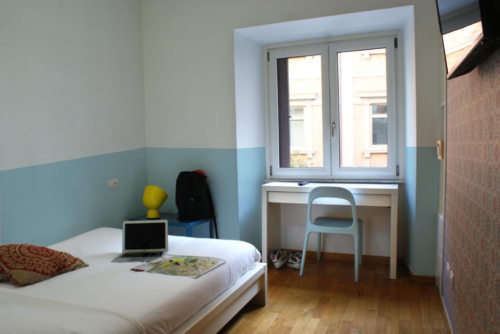 A bed or beds in a room at La Controra Guesthouse Roma