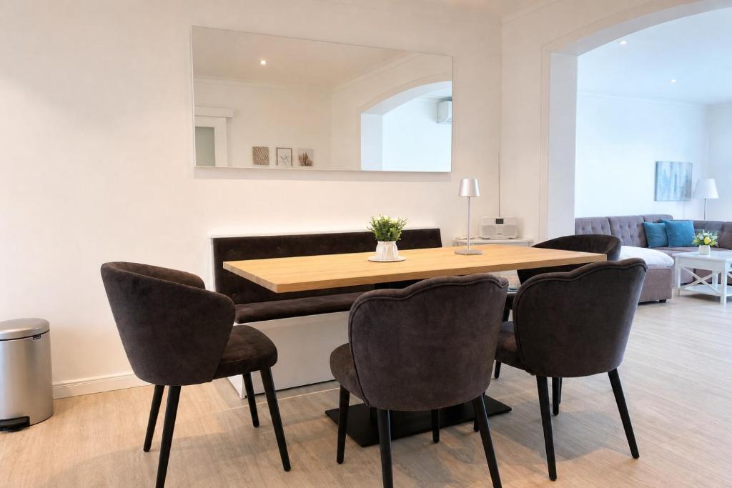 a dining room with a table and chairs at Heidetraum - Modernes Ferienhaus in der Lüneburger Heide in Soltau
