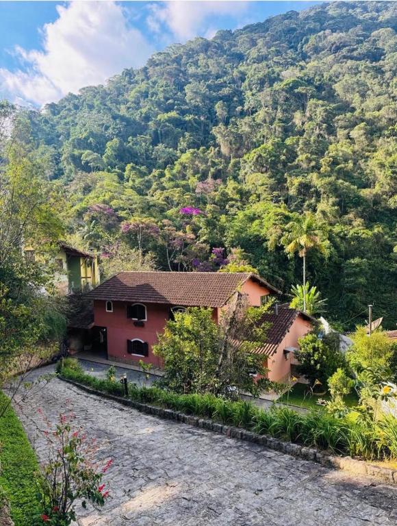 a house on the side of a mountain at Sítio do vô Hélio - Petropolis in Araras Petropolis
