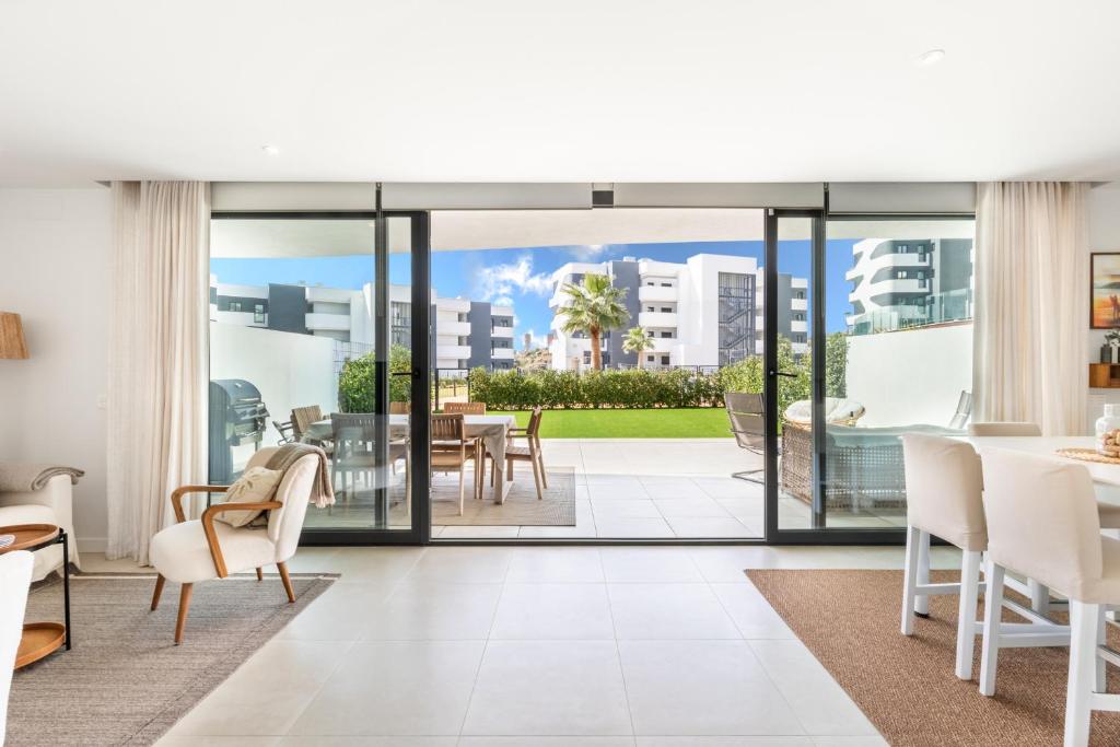 Higuerón West Alicia - Modern Apartment with Garden & Pool View