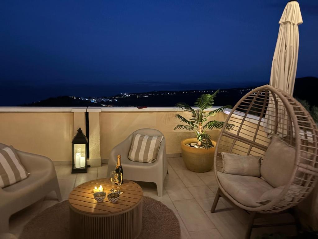 Duplex avec Jacuzzi, piscine, terrasses et vues a 180º sur la mer