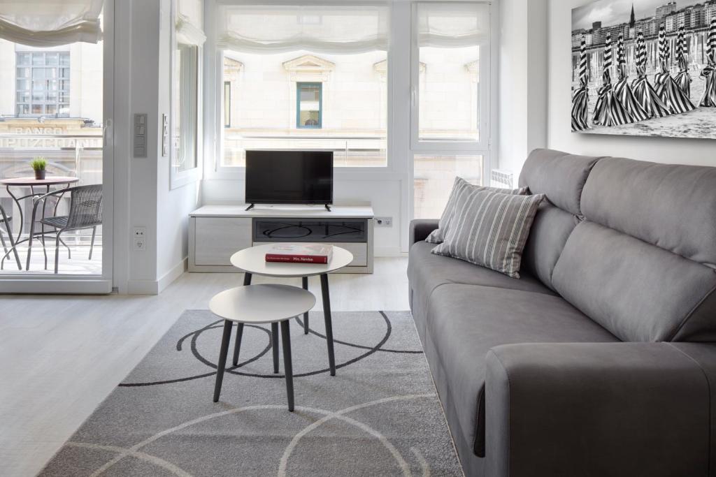 Televízia a/alebo spoločenská miestnosť v ubytovaní Fuenterrabia by FeelFree Rentals