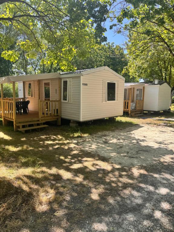 a couple of mobile homes parked in a yard at Camping les sablons in Vergeroux