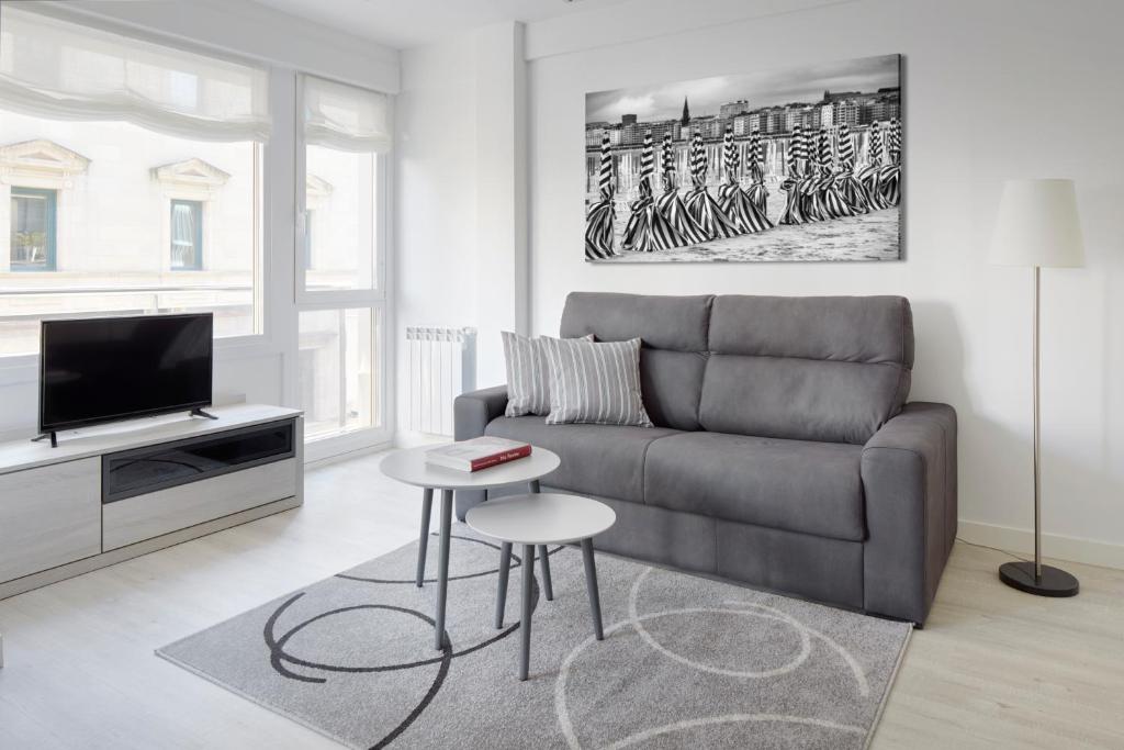 Televízia a/alebo spoločenská miestnosť v ubytovaní Fuenterrabia by FeelFree Rentals