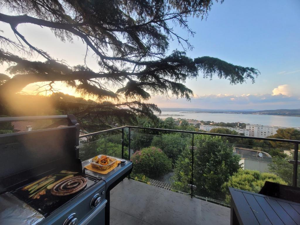 a kitchen with a stove and a view of the water at à la cime du mont Saint Clair in Sète