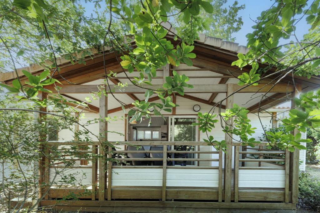 a house with a screened in porch at Azur de La Cigale -Conciergerieland in Azur