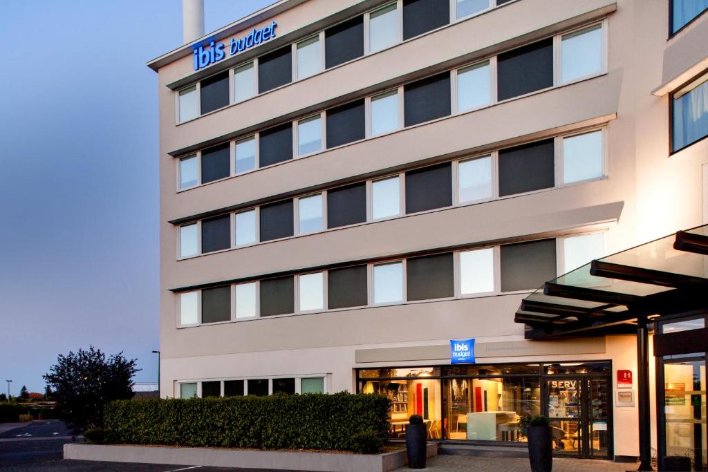 a building with a store in front of it at ibis Budget Clermont Ferrand Centre Montferrand in Clermont-Ferrand