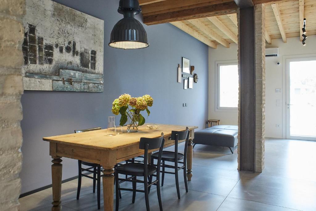 a dining room with a wooden table and chairs at Camere Via Pasubio in Thiene