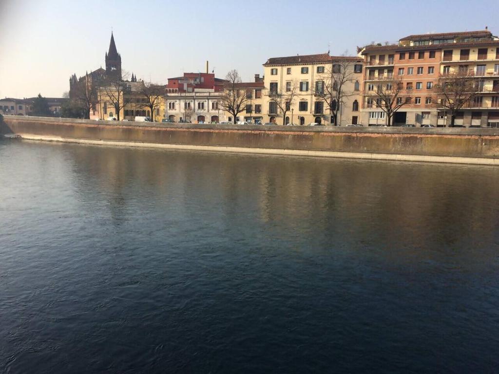 Vista sul fiume dalla zona giorno di Windows on the River