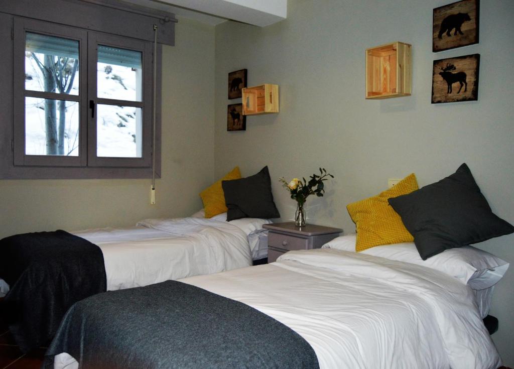 une chambre avec deux lits et une fenêtre dans l'établissement The Hostel, à Sierra Nevada