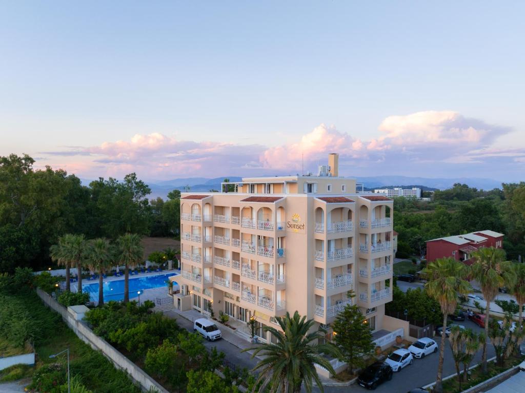 Luftaufnahme eines Hotels mit Pool in der Unterkunft Sunset Hotel in Korfu-Stadt