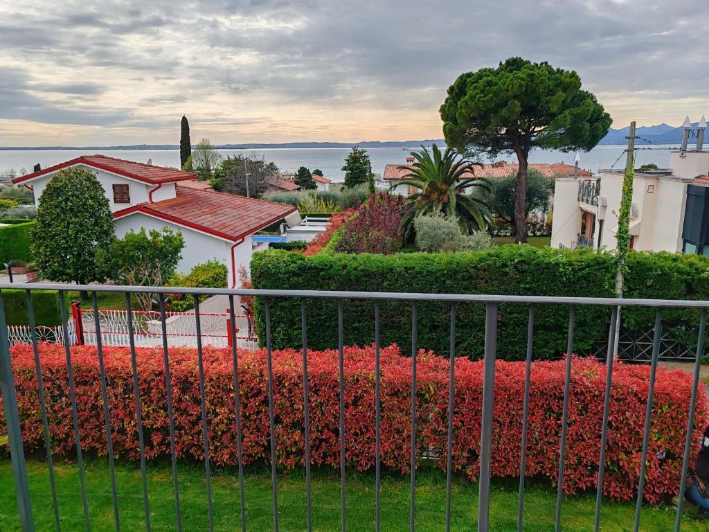 a fence in front of a garden with flowers at La casa di Viola in Bardolino