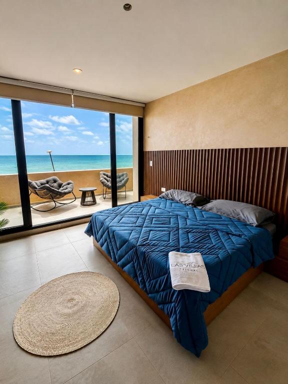 a bedroom with a bed and a view of the ocean at Villa con rooftop para atardeceres in Telchac Puerto
