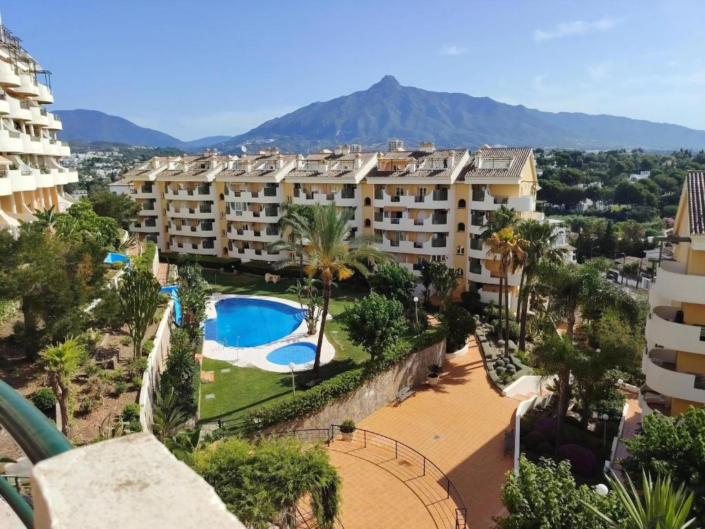 Luxury Apartment Near P Banus Sea and Mountain Views