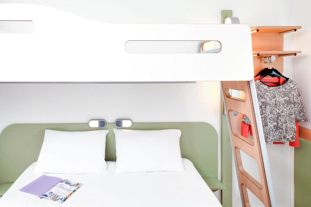ibis Budget Clermont Ferrand Centre Montferrand - Triple Room With Double Bed And Bunk Bed