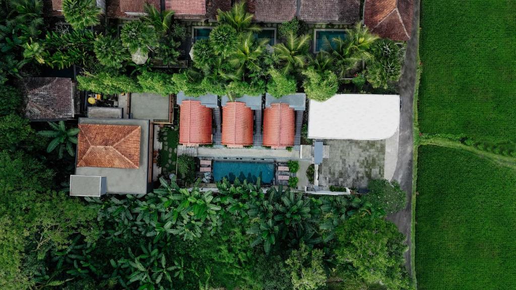 an overhead view of a house with a pool and trees at Uma Nandhi Villa Ubud in Tegalalang