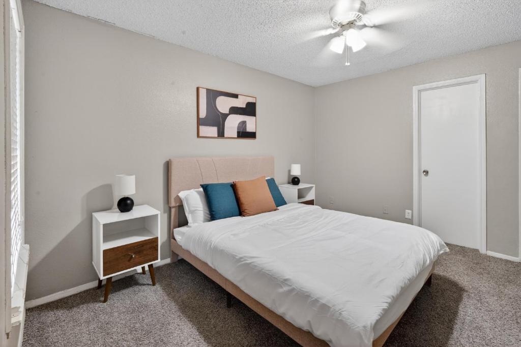 a bedroom with a bed and a ceiling fan at District West 2BR near shopping & dining in Lubbock
