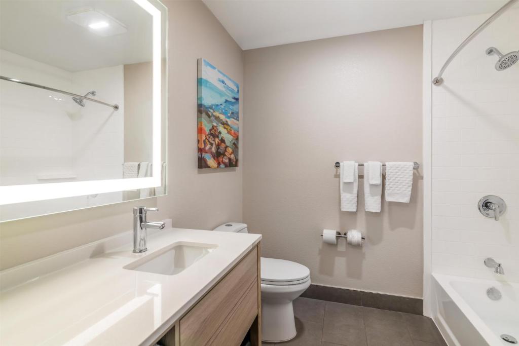 Best Western Plus, The Inn at Hampton photo
