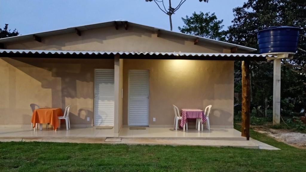 a patio with chairs and a table in front of a house at Casa Studio Uirá - rua dos Cravos in Chapada dos Guimarães