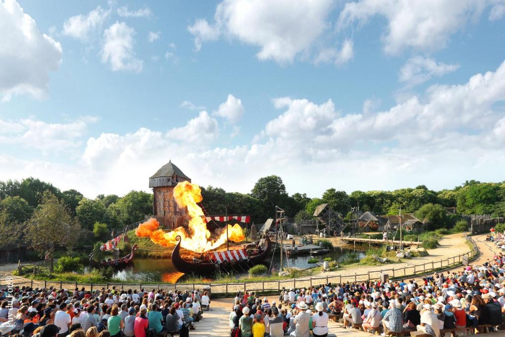 a large crowd of people watching a boat on fire at Camping Capfun La Bretèche in Les Épesses