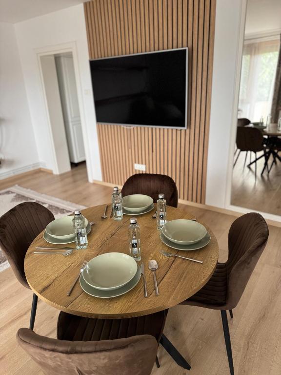 ein Holztisch mit Stühlen und ein Esszimmer in der Unterkunft Avenue in Arad